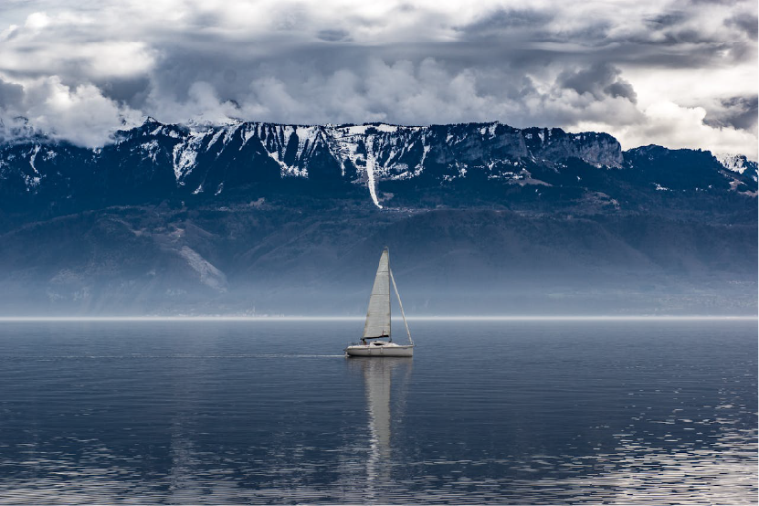 Pequeño barco flotando en lago de Montreux, Suiza