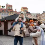 Familia disfrutando de un viaje en sus vacaciones navideñas