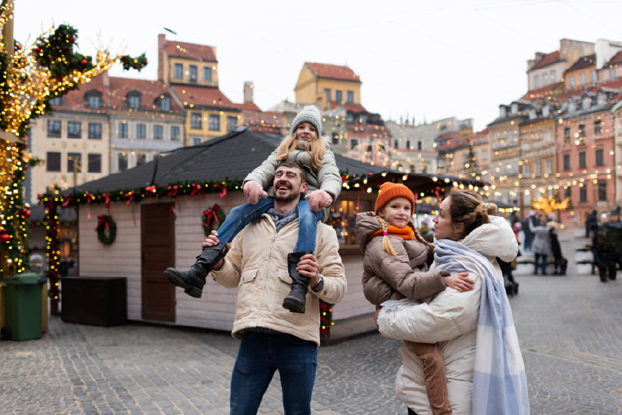 Familia disfrutando de un viaje en sus vacaciones navideñas