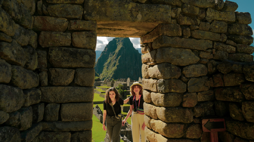 Jovenes en Machu Picchu, Peru