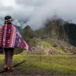 Chica admirando Machu Picchu, Perú