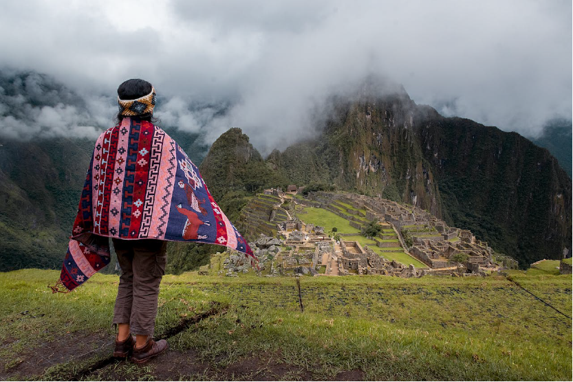 Chica admirando Machu Picchu, Perú