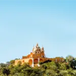 Gran Pirámide de Cholula con el volcán Popocatépetl