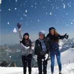 Niñas jugando con nieve