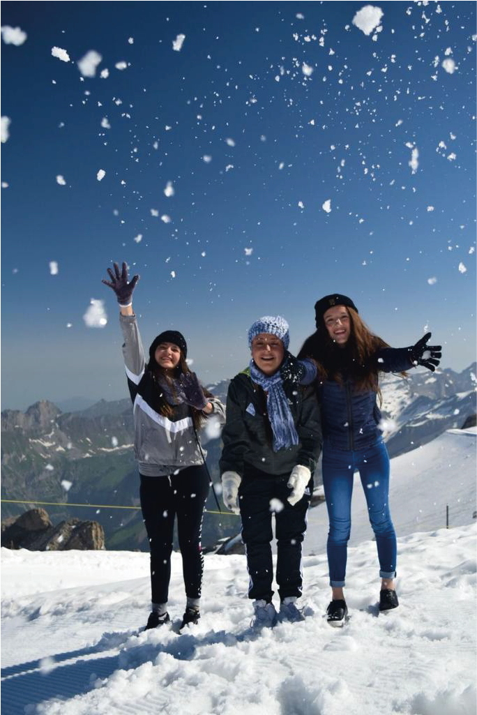 Niñas jugando con nieve