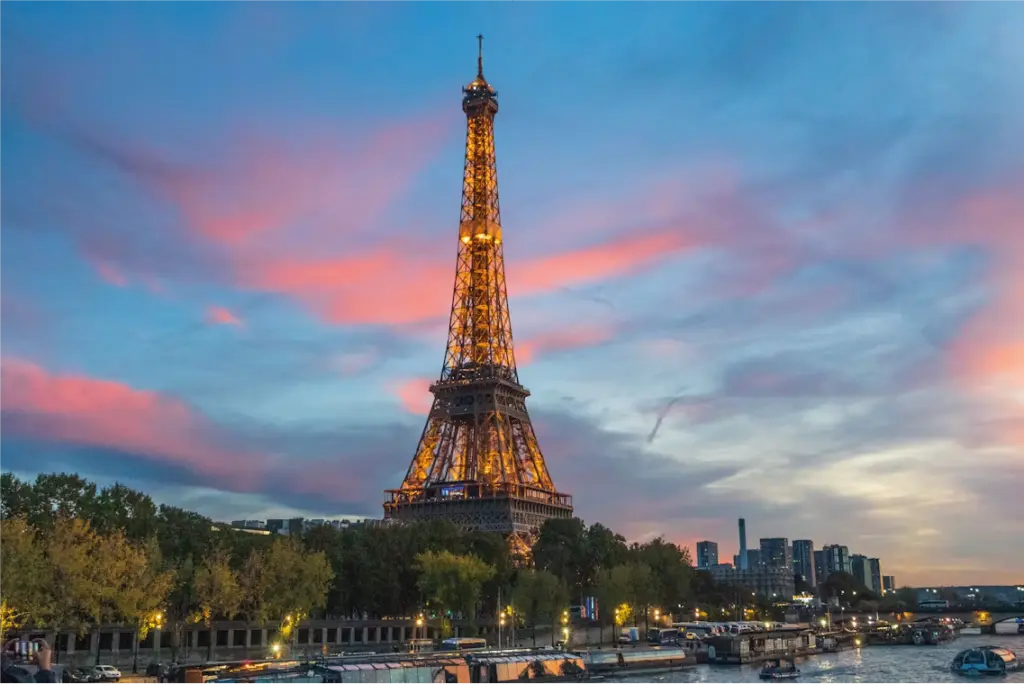 Torre Eiffel Iluminado en la noche
