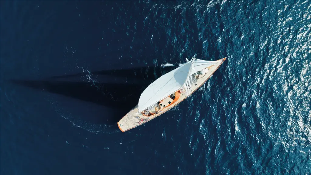 Velero en Santorini