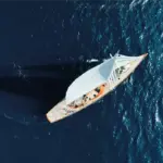 Velero en Santorini