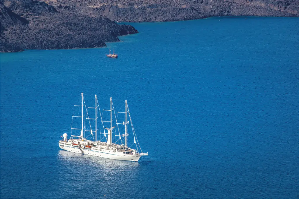 Velero en Santorini