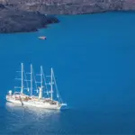 Velero en Santorini