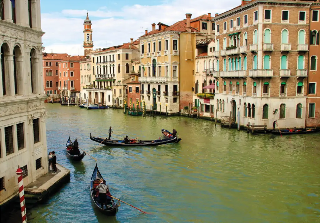 Venecia con góndolas