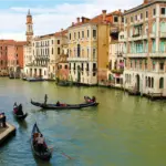 Venecia con góndolas