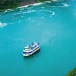 Barco frente a Cataratas del Niágara