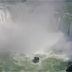 Barco frente a las Cataratas